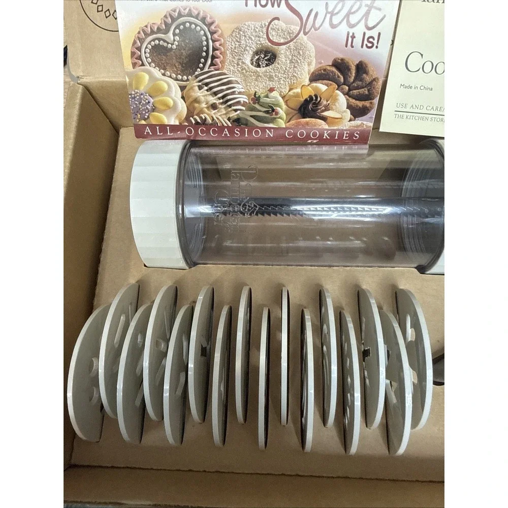 The Pampered Chef 1525 Cookie Press‎ with 16 Discs - White Excellent